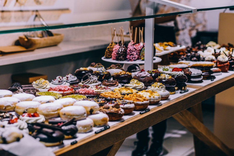 couture-HYERES-min_shop_dessert_pastry_bakery_counter-184398